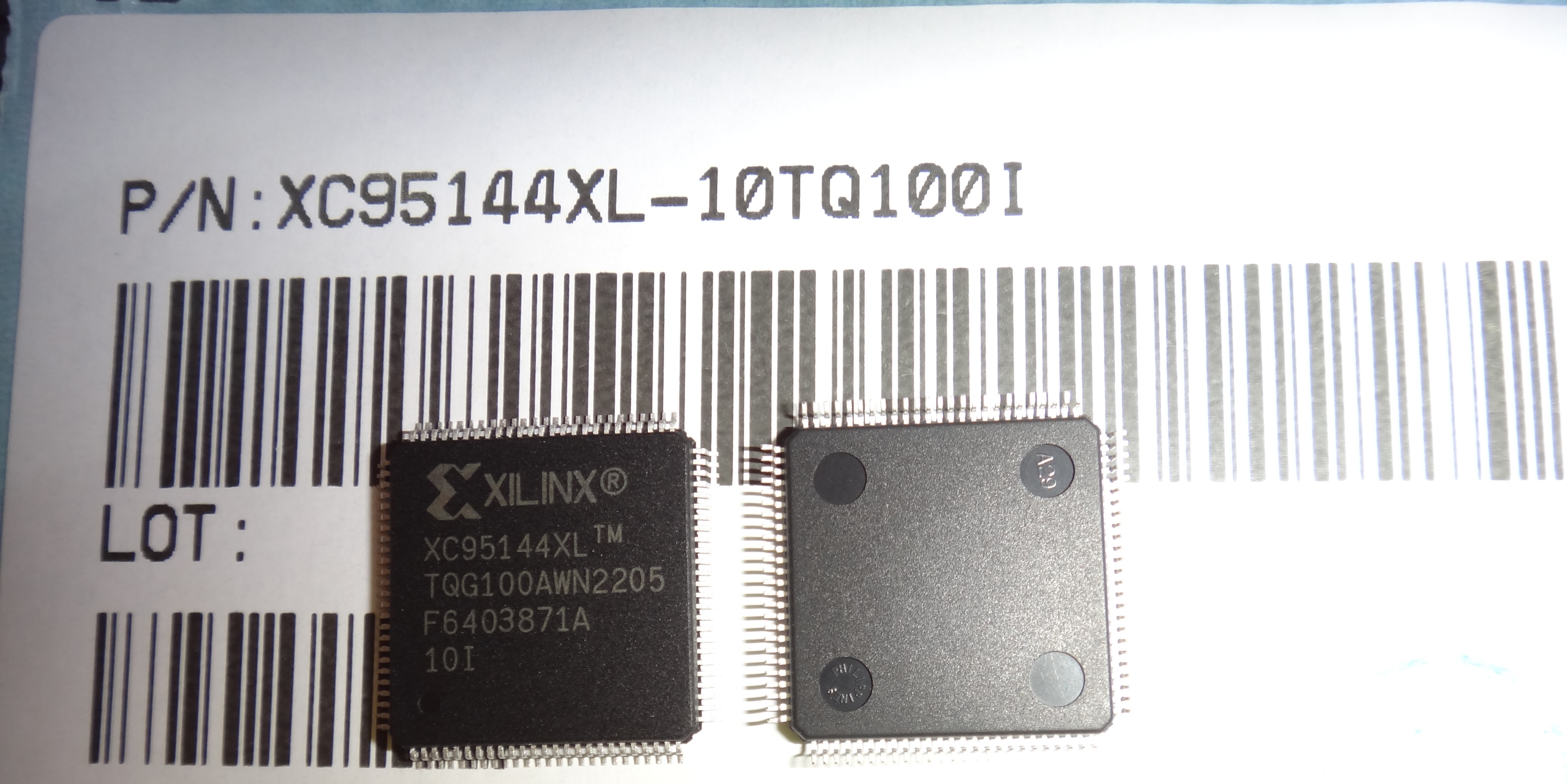 XC95144XL-10TQ100I